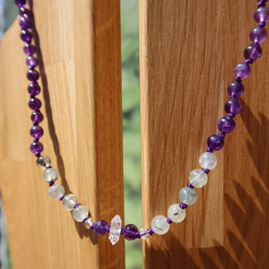 Amethyst, Prehnit mit Bergkristall geknüpfte Kette - Selbstliebe, Intuition, erdige Farben, funkelndes Design.