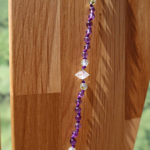 Geknüpfte Kette aus Amethyst, Prehnit, Labradorit und Herkimer, präsentiert in sanften Violett- und Grüntönen.
