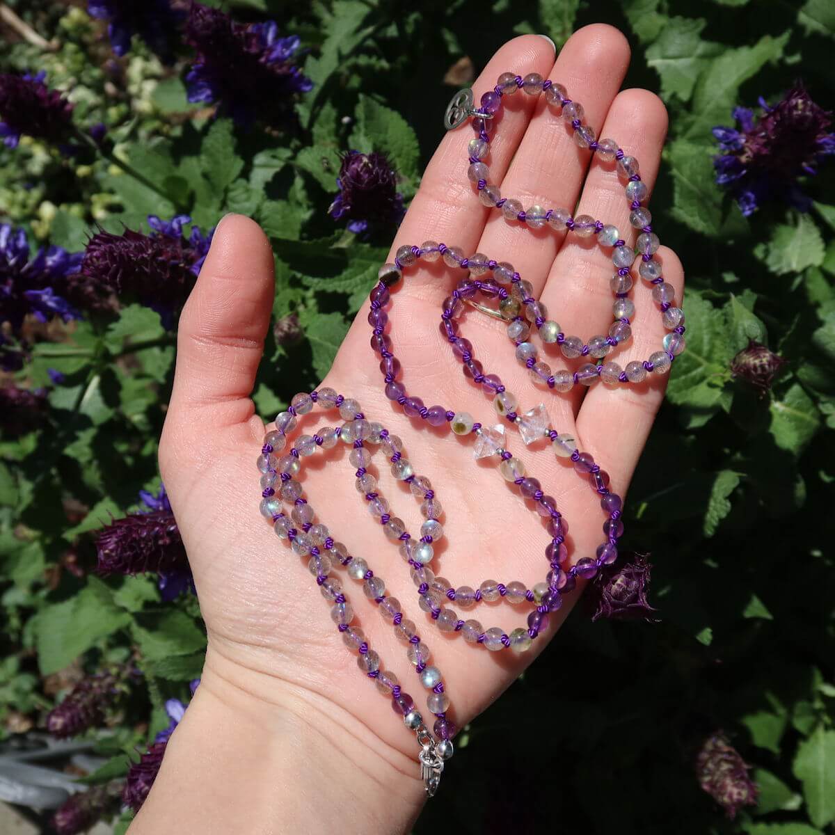 Amethyst mit Prehnit, Labradorit und Herkimer geknüpfte Kette auf einem Holzständer, relaxierende Farben und Design