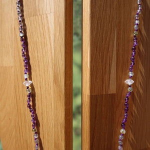 Amethyst mit Prehnit, Labradorit und Herkimer geknüpfte Kette auf Holz Hintergründen, moderne Edelsteinkombination.