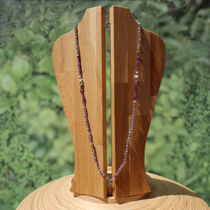 Amethyst mit Prehnit, Labradorit und Herkimer geknüpfte Kette auf Holzständer, harmonischer Edelsteinmix.