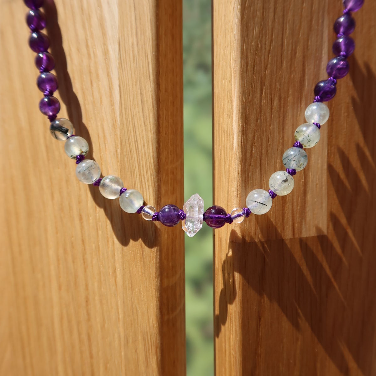 Amethyst, Prehnit mit Bergkristall geknüpfte Kette auf Holzdisplay, ideal für Selbstliebe und Intuition, Nr. 33.