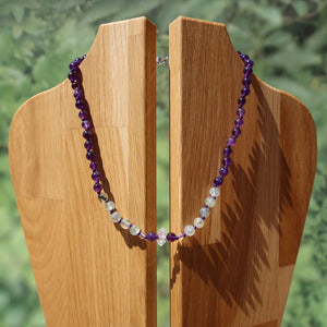 Amethyst, Prehnit mit Bergkristall geknüpfte Kette auf Holzdisplay, ideal für Selbstliebe und Intuition, Nr. 33.