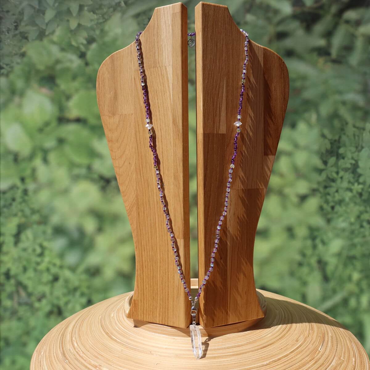 Amethyst mit Prehnit, Labradorit und Herkimer geknüpfte Kette auf einem Holzständer, relaxierende Farben und Design