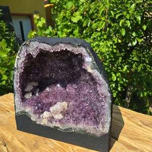 Amethyst Druse – Geode - 30x30x18cm und 18,8kg – Steinwelten OG - Nr. 350 on wooden table, unique crystal piece for interior spaces.