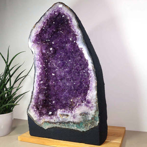 Amethyst Druse – Geode - 30x52x20cm und 33kg – Steinwelten OG - Nr. 459, ideal for stylish interiors and therapy rooms, on display.