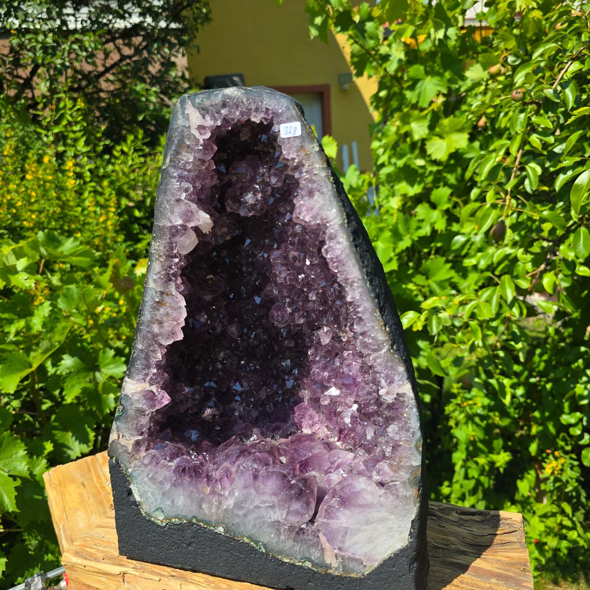 Amethyst Druse – Geode - 36x25x18cm und 14,6kg – Steinwelten OG - Nr. 328 on display outdoors