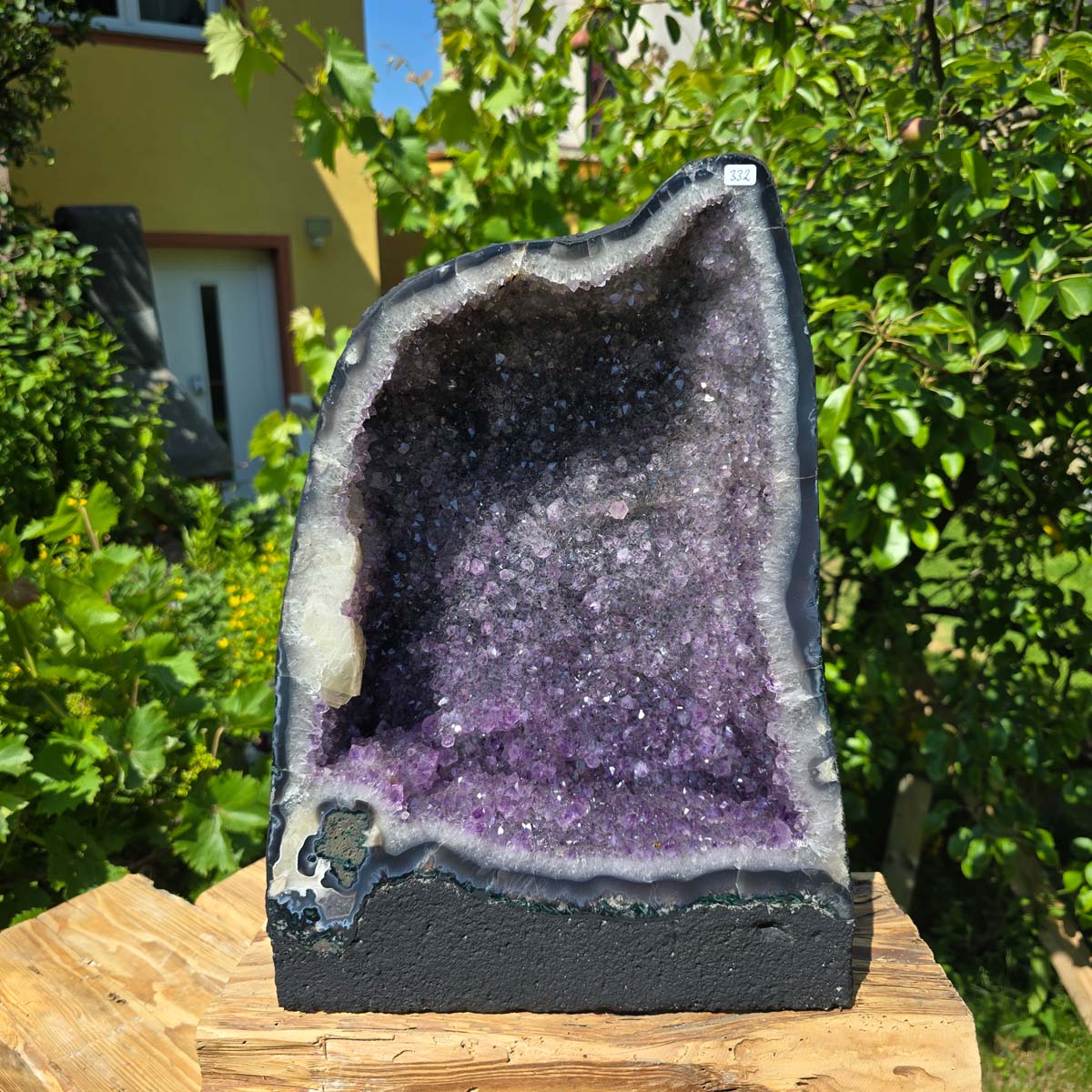 Amethyst Druse – Geode - 40x27x18cm und 17kg – Steinwelten OG - Nr. 332 showcasing sparkling purple crystals outdoors.
