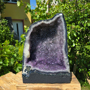 Amethyst Druse – Geode - 40x27x18cm und 17kg – Steinwelten OG - Nr. 332 showcasing sparkling purple crystals outdoors.