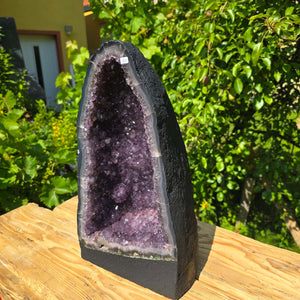 Amethyst Druse – Geode - 42x23x21cm und 17,2kg – Steinwelten OG - Nr. 351 on a wooden surface outdoors with greenery