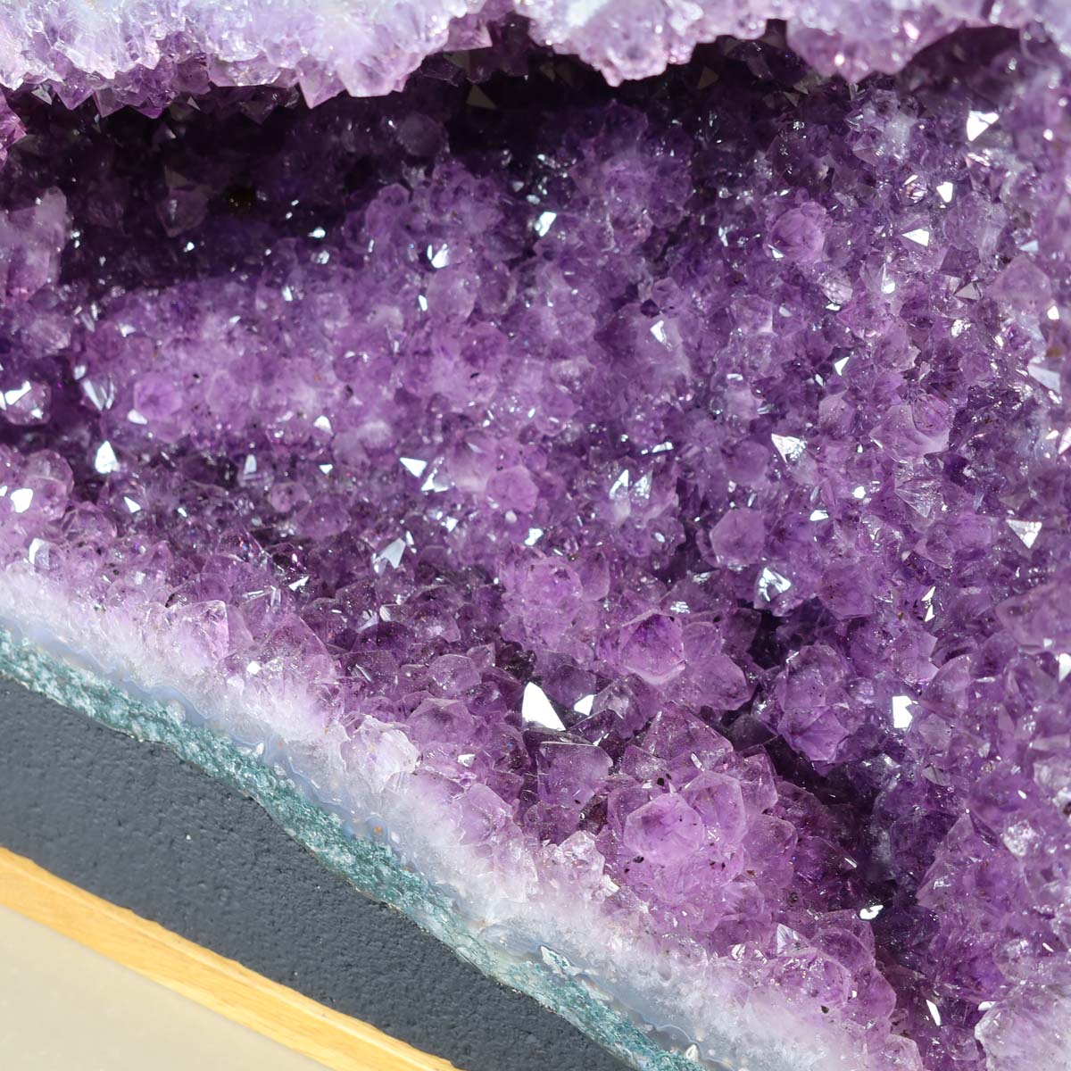 Amethyst Druse – Geode - 42x31x23cm und 32,8kg – Steinwelten OG - Nr. 456, ideal for stylish interiors and enhancing meditation spaces.