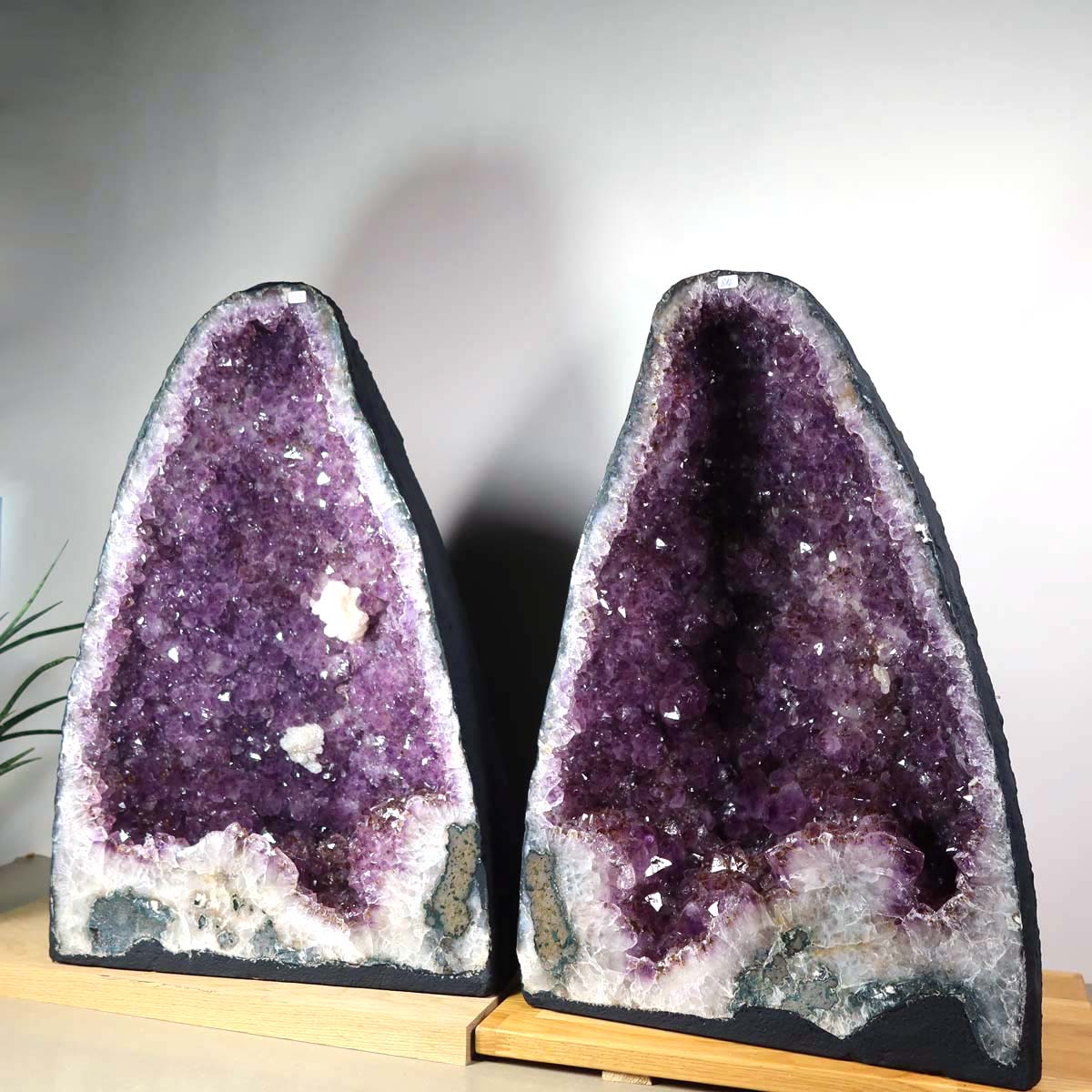 Amethystdrusen Paar 1A - 76kg - 35x51x26cm - Harmonie und Entspannung - UNIKAT 461 shown in vibrant purple hues