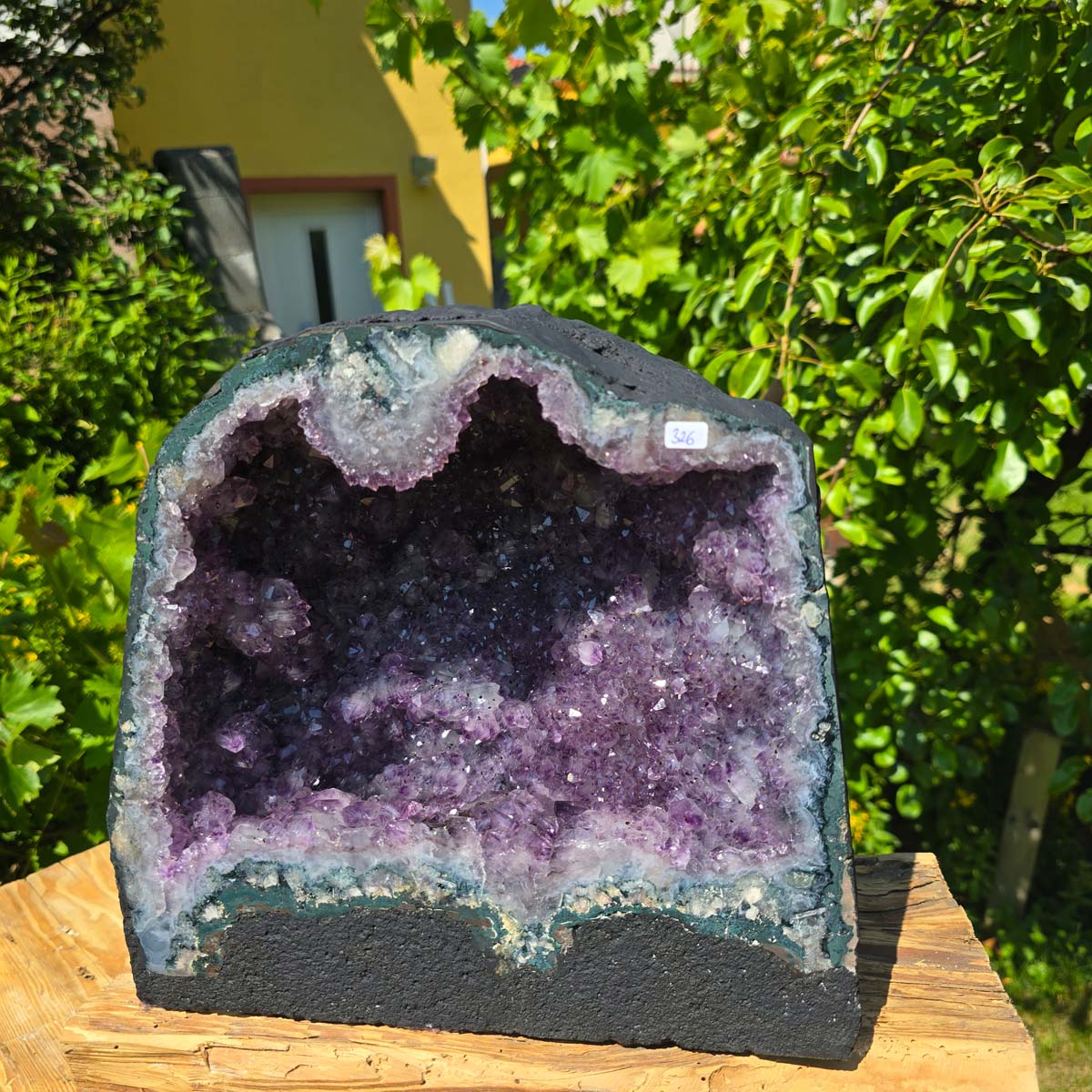 Amethyst Druse – Geode - 27x29x16cm und 13,8kg – Steinwelten OG - Nr. 326 showcasing its natural crystal formations in sunlight