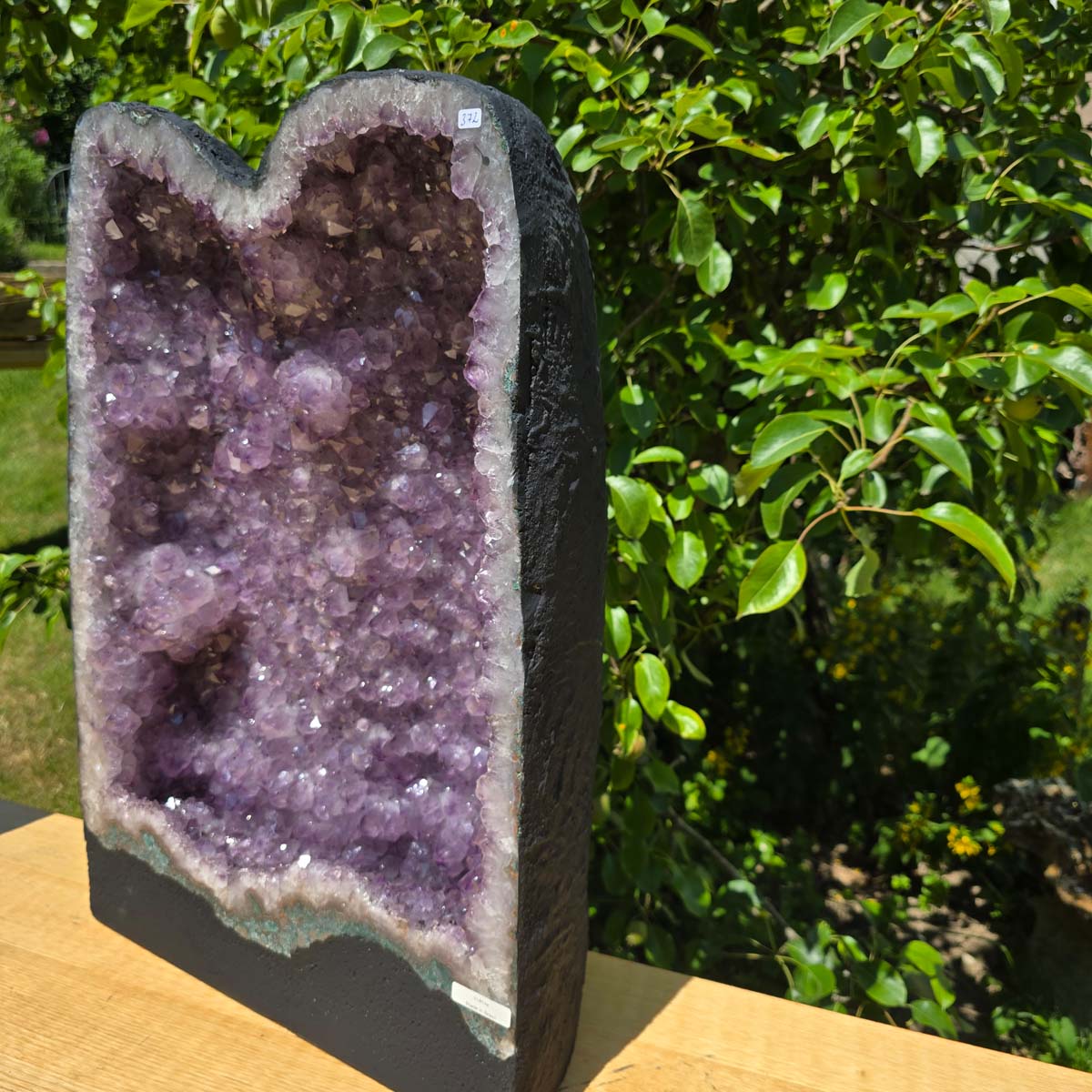 Amethystdrusen Paar 1A - 108 kg - Höhe 59cm - Harmonie und Entspannung - UNIKAT 372 displayed on a wooden surface outdoors.