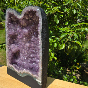 Amethystdrusen Paar 1A - 108 kg - Höhe 59cm - Harmonie und Entspannung - UNIKAT 372 displayed on a wooden surface outdoors.