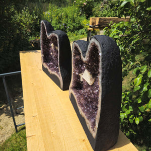 Amethystdrusen Paar 1A - 89kg - Höhe 51cm - Harmonie und Entspannung - UNIKAT 370 auf einem Holztisch im Garten