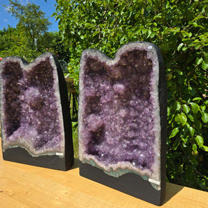 Amethystdrusen Paar 1A - 108 kg - Höhe 59cm - Harmonie und Entspannung - UNIKAT 372 im Sonnenlicht auf Holztisch