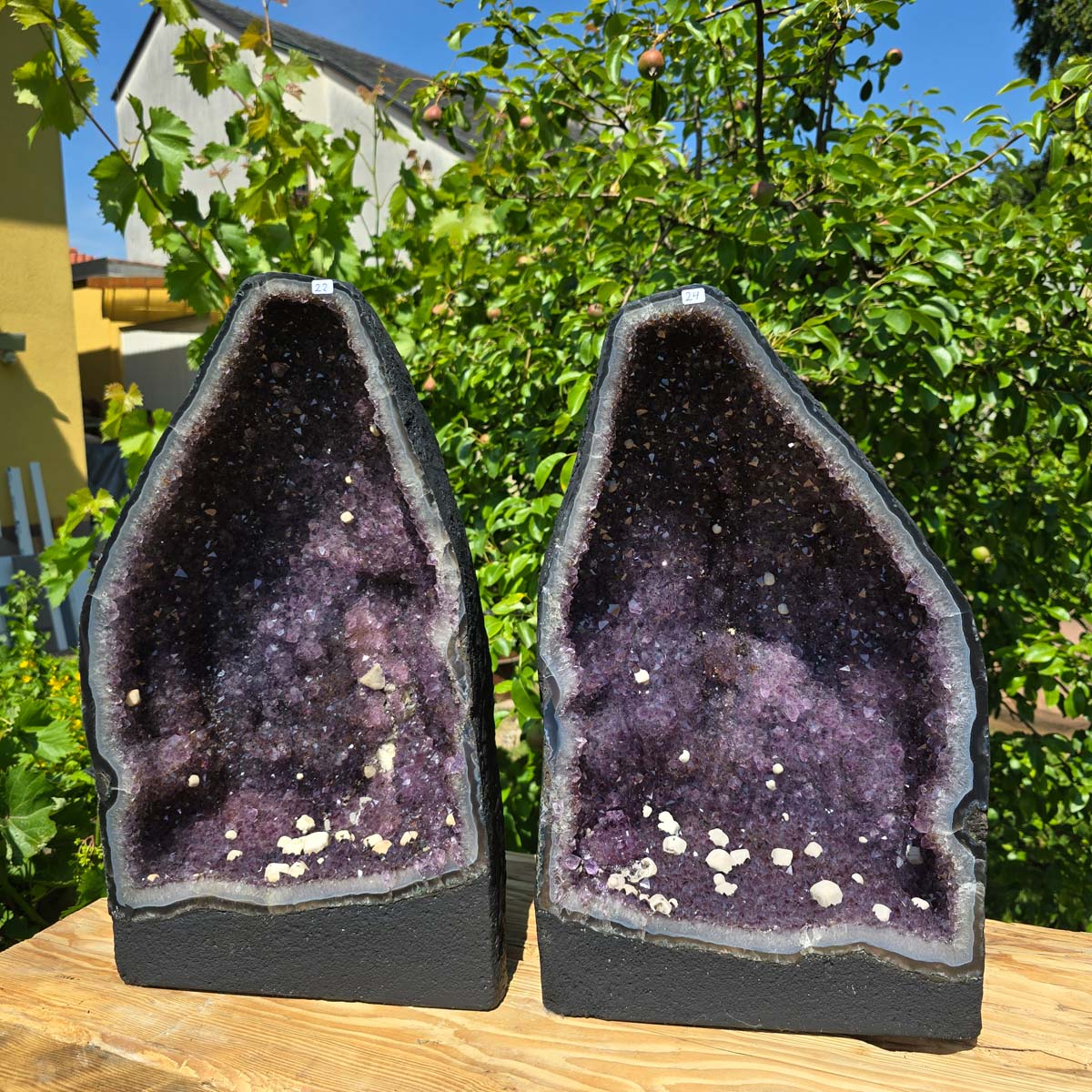 Amethystdrusen Paar 1A - 48kg - Höhe 47cm - Harmonie und Entspannung - UNIKAT 22 auf Holzunterlage im Freien