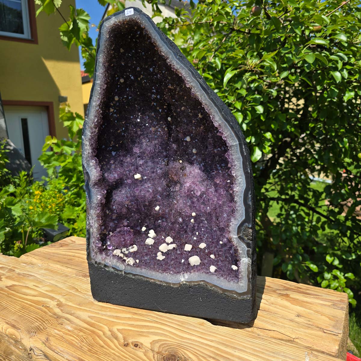Amethystdrusen Paar 1A - 48kg - Höhe 47cm - Harmonie und Entspannung - UNIKAT 22 displayed outdoors on wooden table