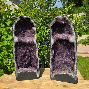 Amethystdrusen Paar 1A - 50kg - Höhe 56cm - Harmonie und Entspannung - UNIKAT 116 auf einem Holztisch im Garten