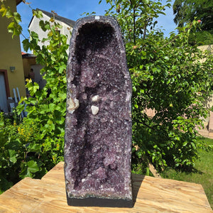 Amethystdrusen Paar 1A - 66kg - Höhe 67cm - Harmonie und Entspannung - UNIKAT 101 in Gartenumgebung