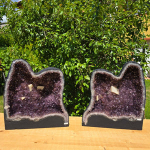 Amethystdrusen Paar 1A - 89kg - Höhe 51cm - Harmonie und Entspannung - UNIKAT 370 vor grünem Hintergrund