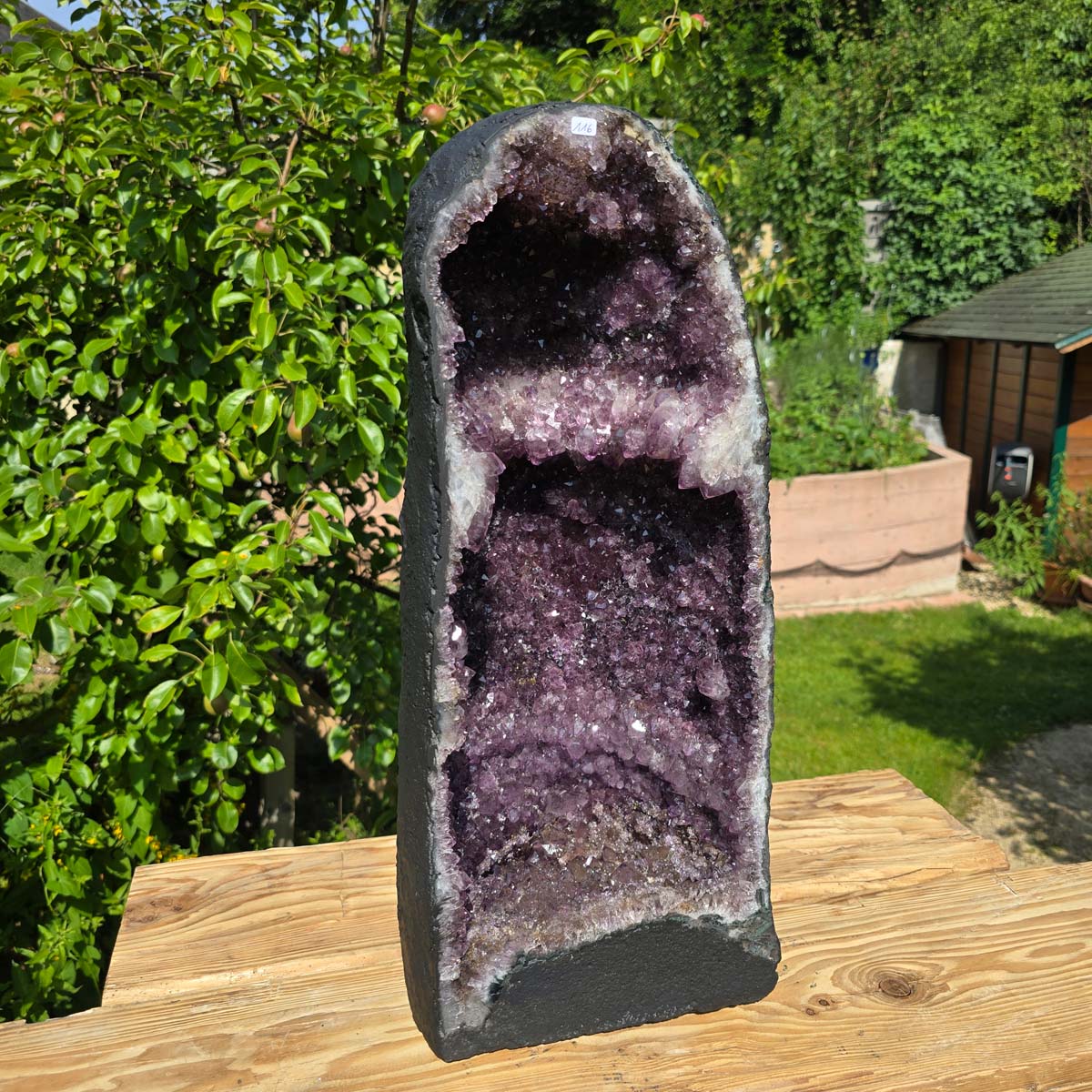 Amethystdrusen Paar 1A - 50kg - Höhe 56cm - Harmonie und Entspannung - UNIKAT 116 displaying in a garden setting.