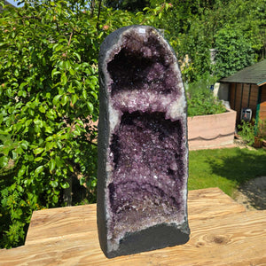 Amethystdrusen Paar 1A - 50kg - Höhe 56cm - Harmonie und Entspannung - UNIKAT 116 displaying in a garden setting.