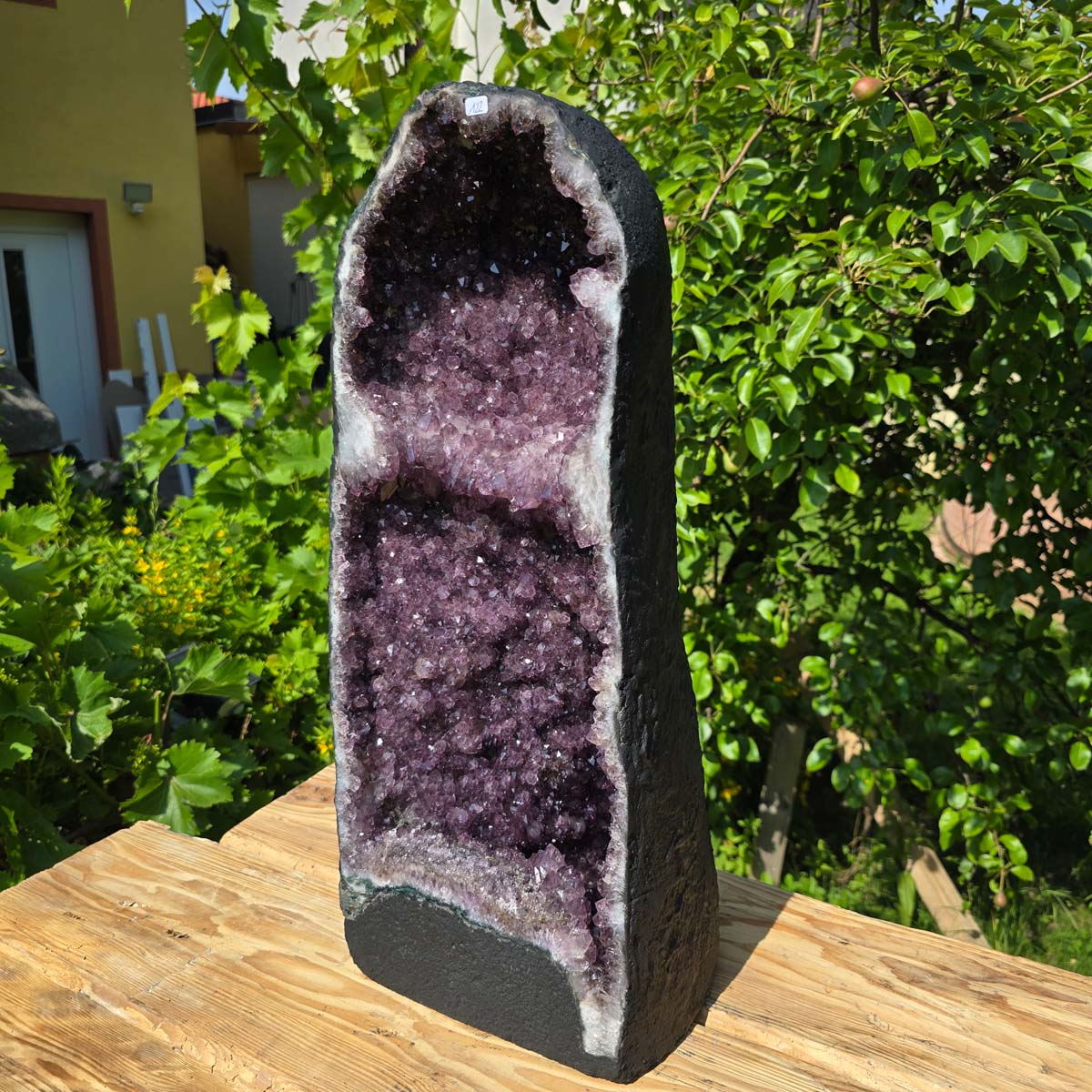 Amethystdrusen Paar 1A - 50kg - Höhe 56cm - Harmonie und Entspannung - UNIKAT 116 auf Holzunterlage im Garten