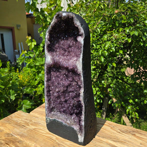 Amethystdrusen Paar 1A - 50kg - Höhe 56cm - Harmonie und Entspannung - UNIKAT 116 auf Holzunterlage im Garten