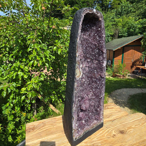 Amethystdrusen Paar 1A - 66kg - Höhe 67cm - Harmonie und Entspannung - UNIKAT 101 displayed in a garden setting