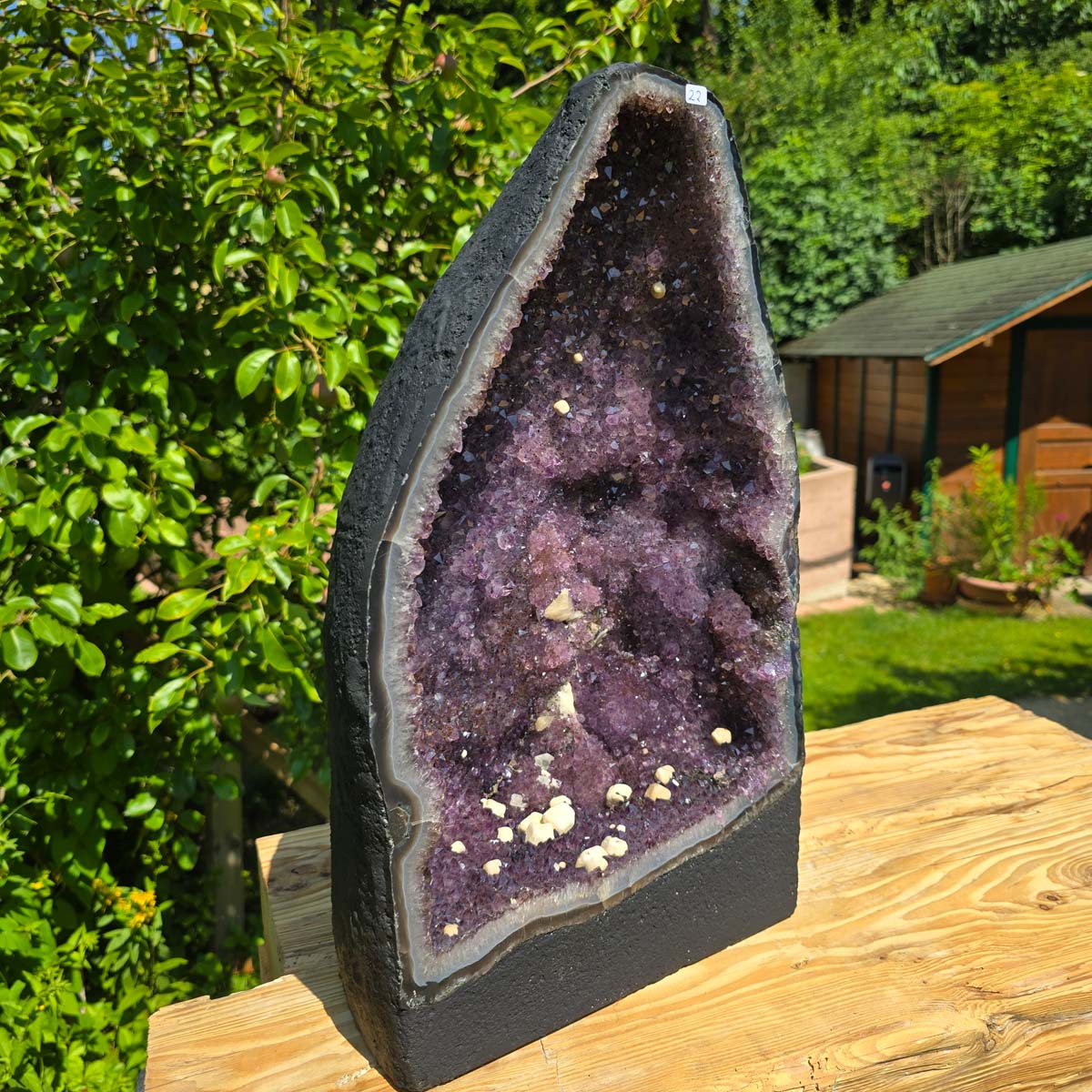 Amethystdrusen Paar 1A - 48kg - Höhe 47cm - Harmonie und Entspannung - UNIKAT 22 auf einem Holztisch im Garten
