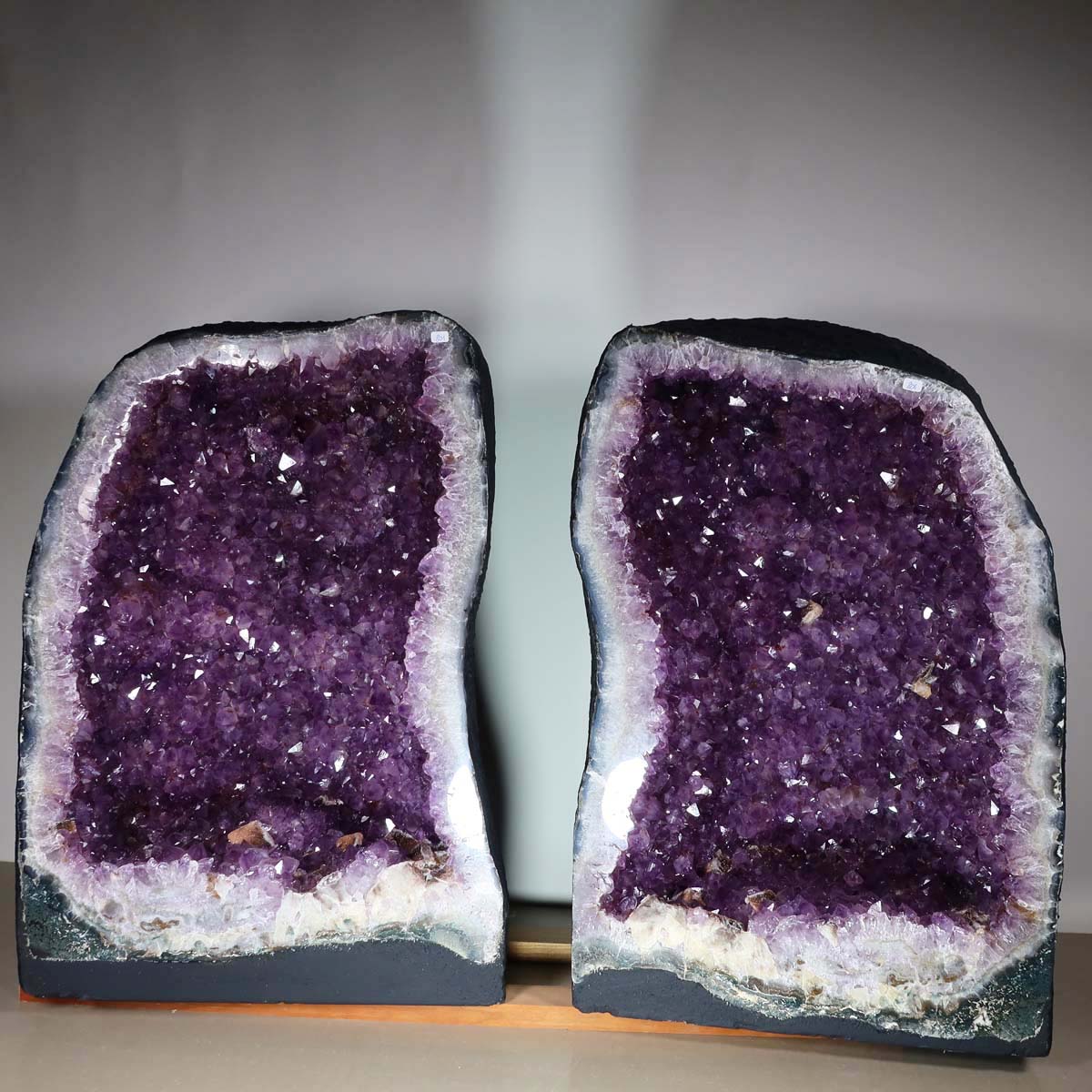 Amethystdrusen Paar 1A - 123kg - 39cm - Harmonie und Entspannung - UNIKAT 449 in einer Meditationseinrichtung dargestellt.