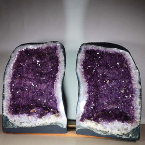 Amethystdrusen Paar 1A - 123kg - 39cm - Harmonie und Entspannung - UNIKAT 449 in einer Meditationseinrichtung dargestellt.