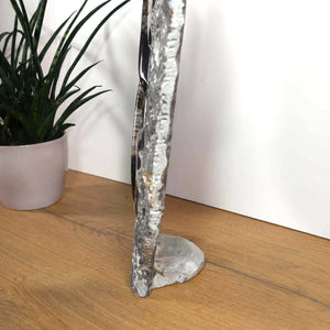 Ammonit - Versteinertes echtes Fossil mit Natursteinsockel, 40 x 25 cm - Nr. 27 seitliche Ansicht auf Holzuntergrund