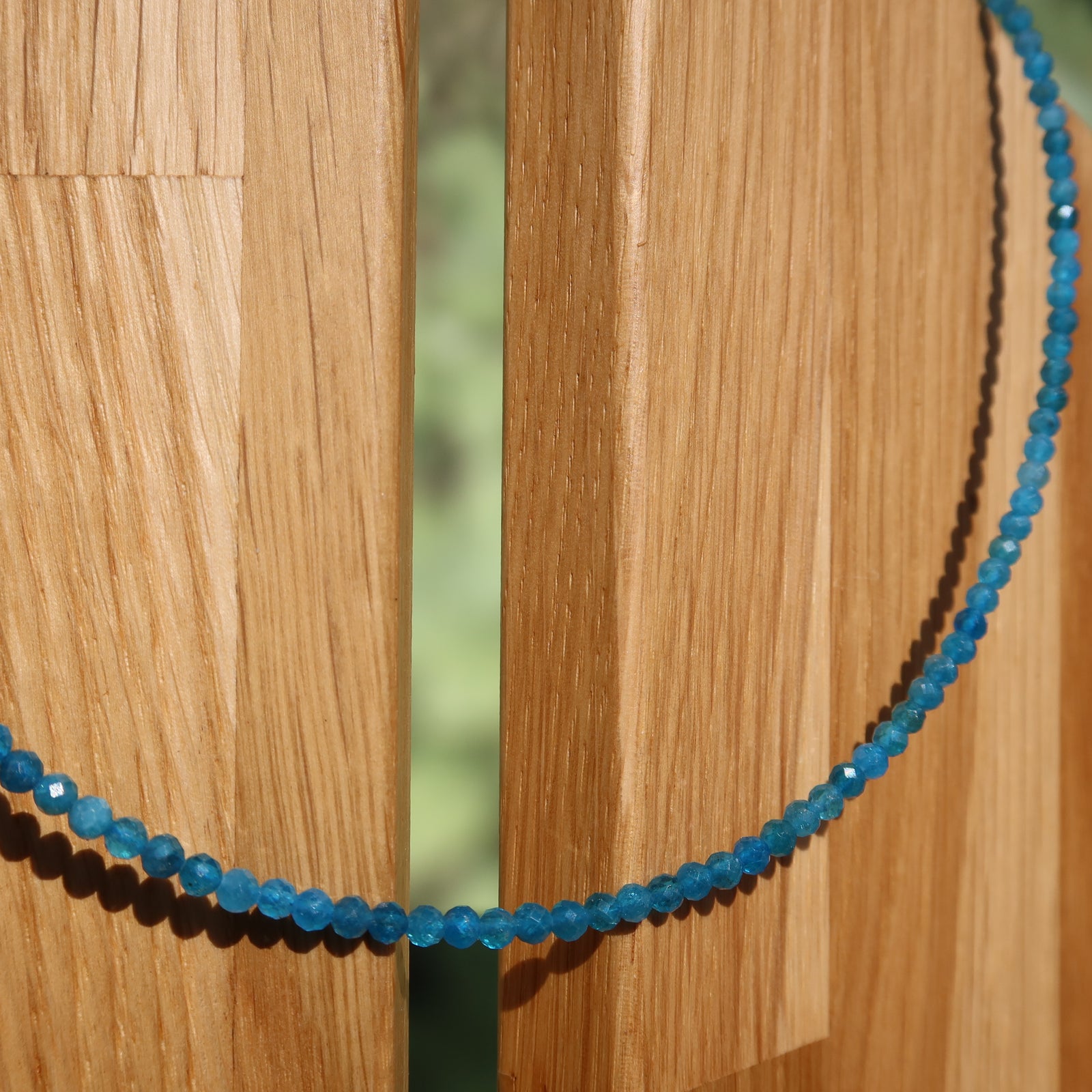 Apatit blau Kette 43cm Länge - Motivation und Antrieb - Nr. 18 auf Holzstand.