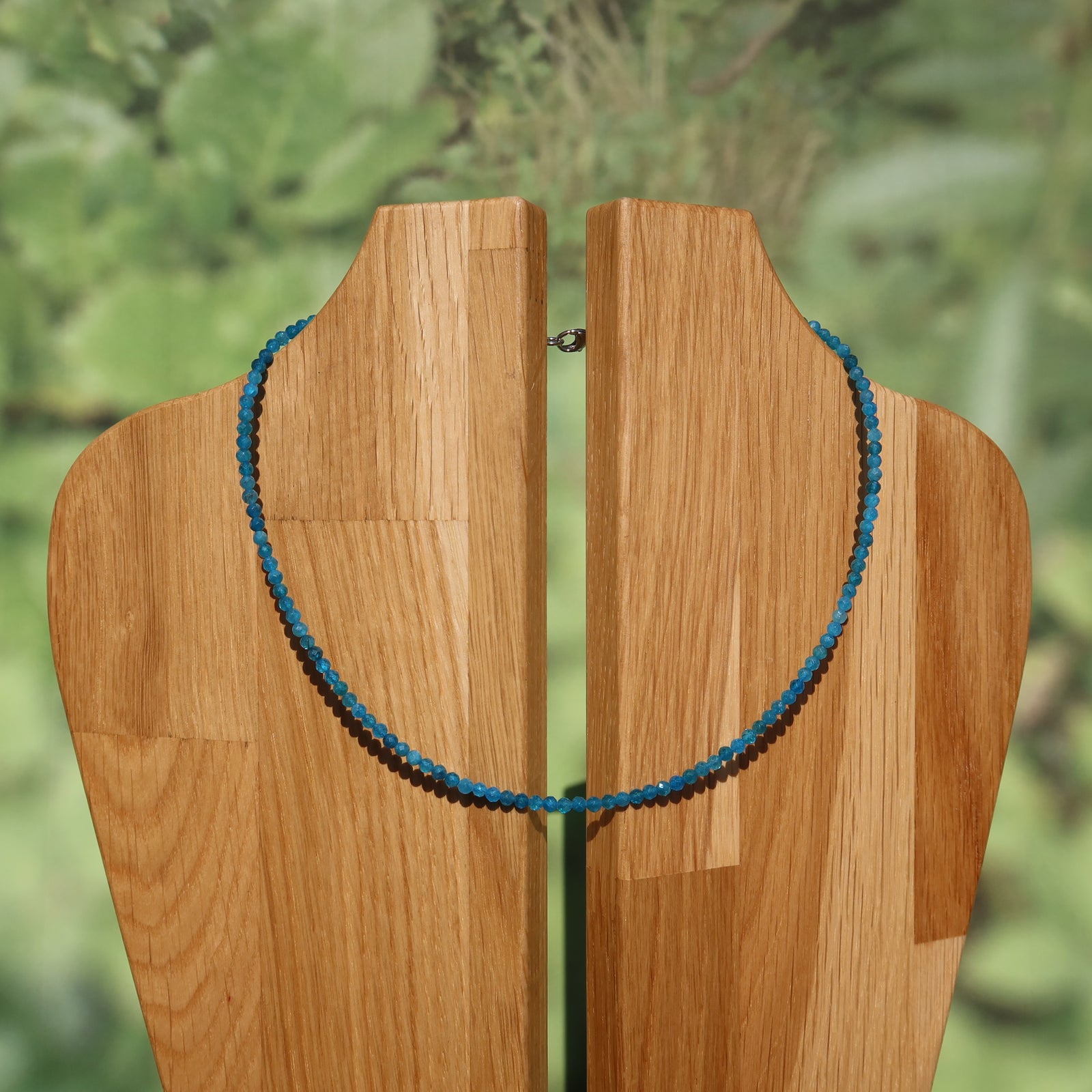 Apatit blau Kette 43cm Länge - Motivation und Antrieb - Nr. 18 auf Holzstand.