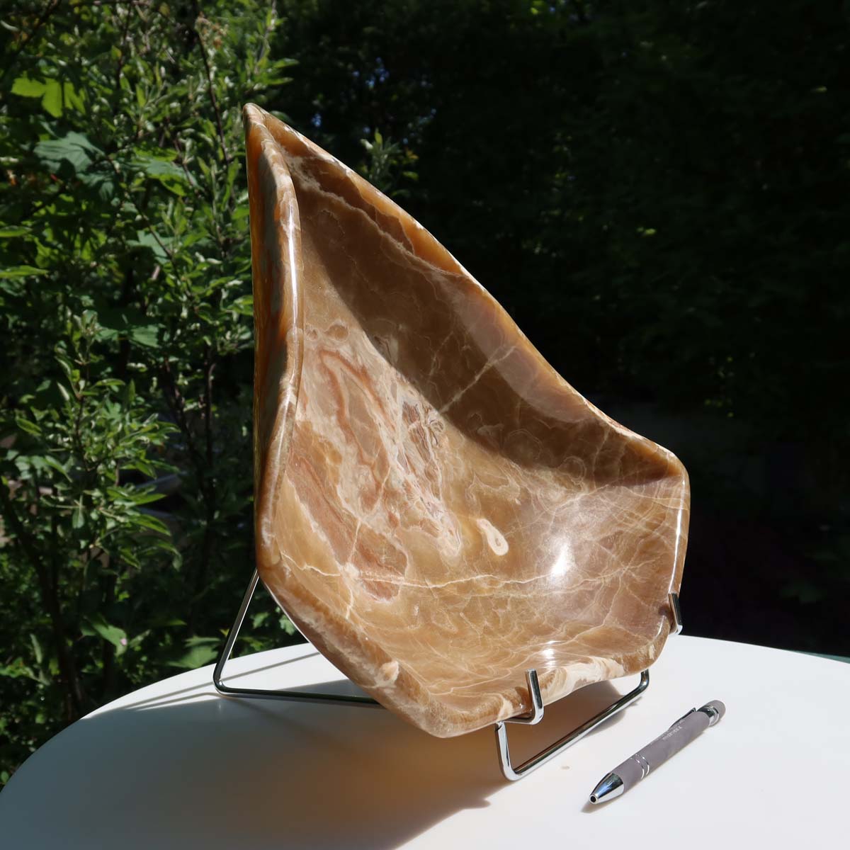 Aragonit Stein Schale - (Onyxmarmor) - 34x30cm - handgeschliffen und poliert - Nr. 63 auf einem Tisch mit grünem Hintergrund