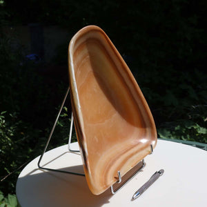 Aragonit Stein Schale - (Onyxmarmor) - 30x31cm - handgeschliffen und poliert - Nr. 61 auf einem Tisch im Freien
