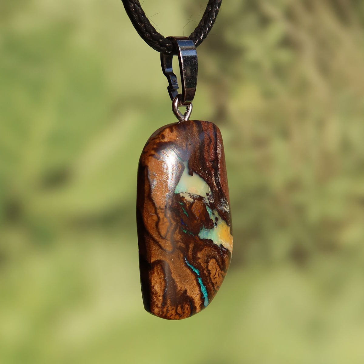 Boulder Opal Anhänger mit lebendigem, von Hand geschliffenem Muster, das Positivität und Freude ausstrahlt - Nr. 307