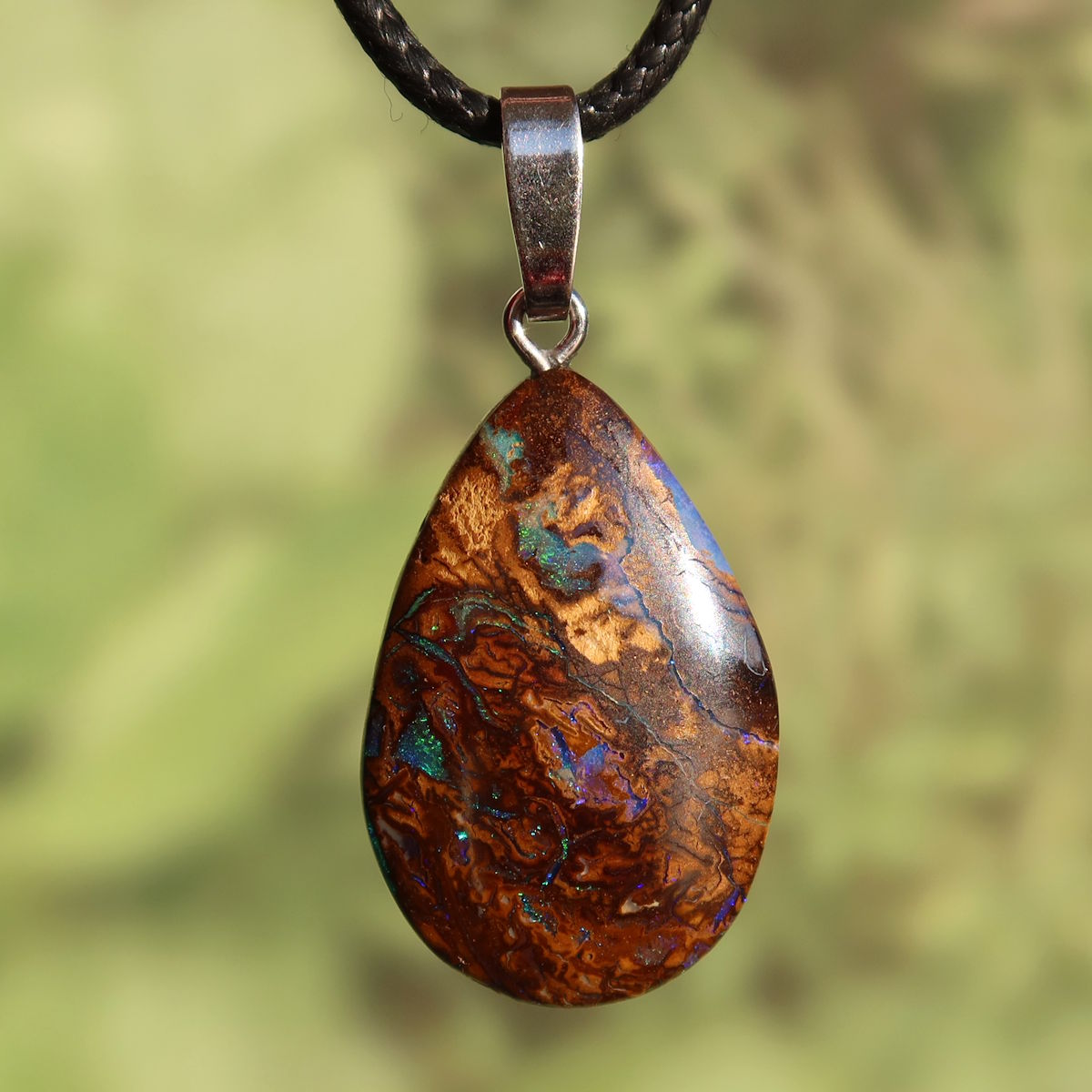 Boulder Opal Anhänger mit einzigartigen Mustern, handgeschliffen für Positivität und Freude. Schmuck Nr. 309.