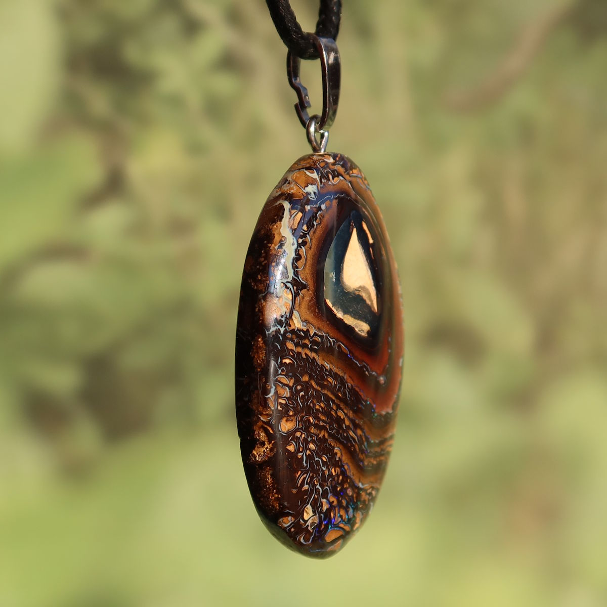 Boulder Opal Anhänger - Positivität und Freude - Nr. 44, handgeschliffener Stein mit einzigartigen Mustern und echter Silberöse