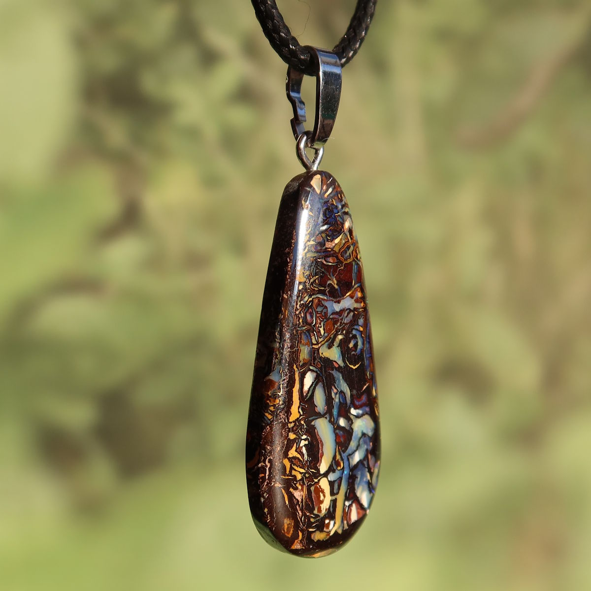 Boulder Opal Anhänger - Positivität und Freude - Nr. 33, einzigartige handgeschliffene Muster mit echter Silberöse