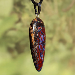 Boulder Opal Anhänger - Positivität und Freude - Nr. 35, einzigartiger handgeschliffener Stein mit lebendigem Muster und Silberöse.