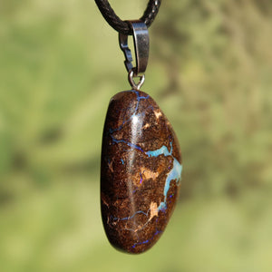 Boulder Opal Anhänger Nr. 302, handgeschliffenes Unikat, bringt Farbe ins Spiel, individuelle Muster für Positivität und Freude.