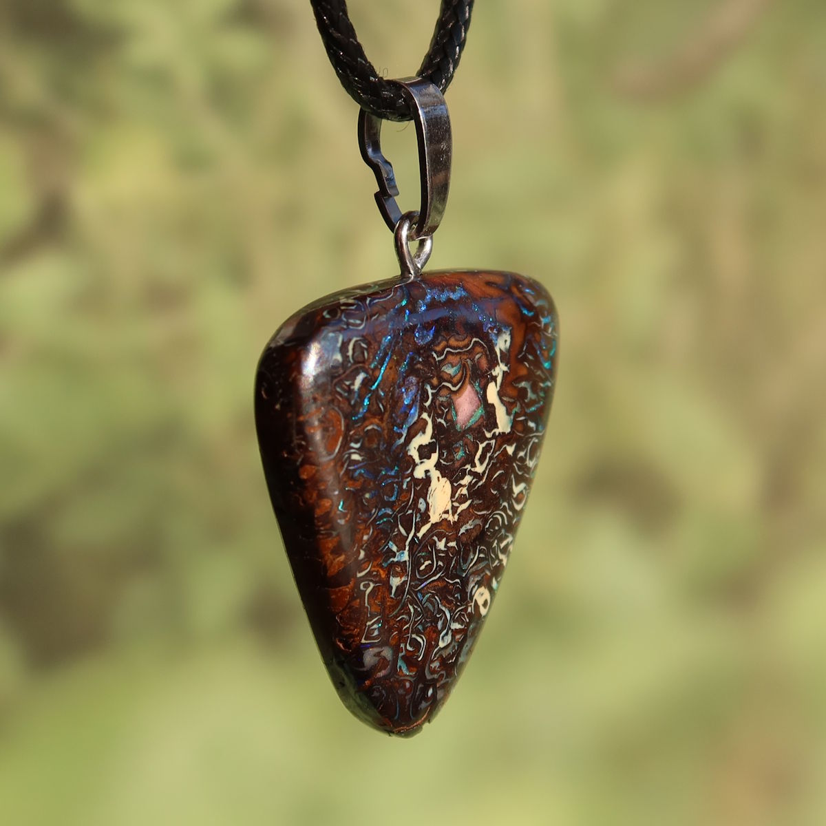 Boulder Opal Anhänger - Positivität und Freude - Nr. 45 mit individueller Musterung und Silberöse