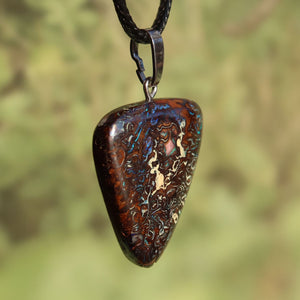 Boulder Opal Anhänger - Positivität und Freude - Nr. 45, handgeschliffener Stein mit individueller Musterung und Silberöse