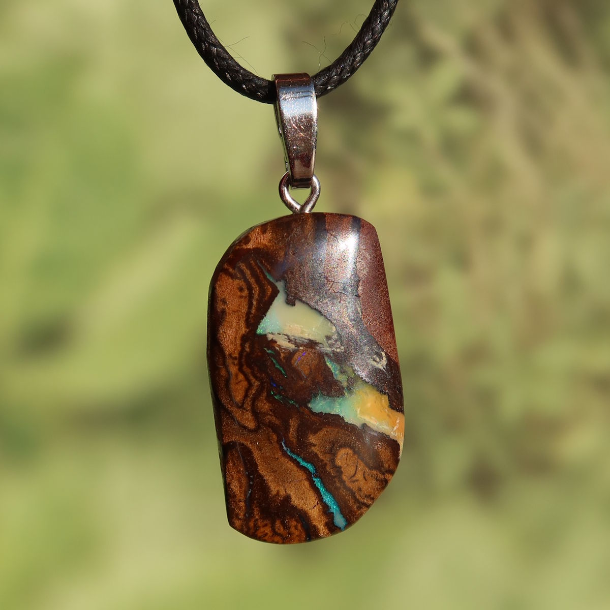 Boulder Opal Anhänger mit lebendigem, von Hand geschliffenem Muster, das Positivität und Freude ausstrahlt - Nr. 307
