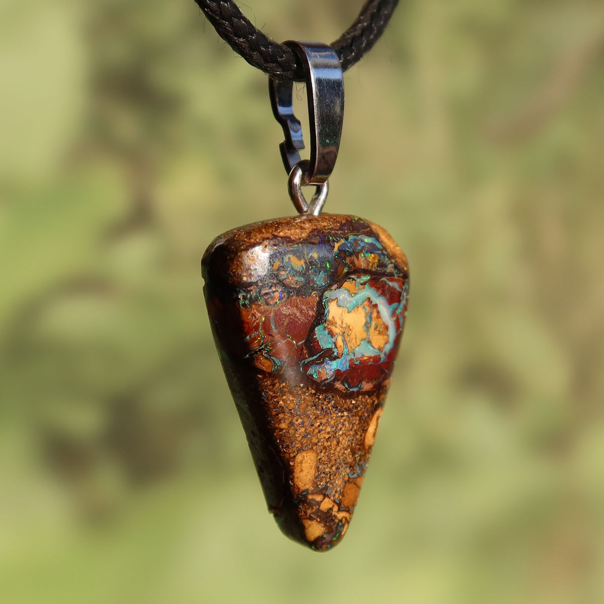 Boulder Opal Anhänger - Positivität und Freude - Nr. 301 mit einzigartigem Farbspiel und handgeschliffenem Muster