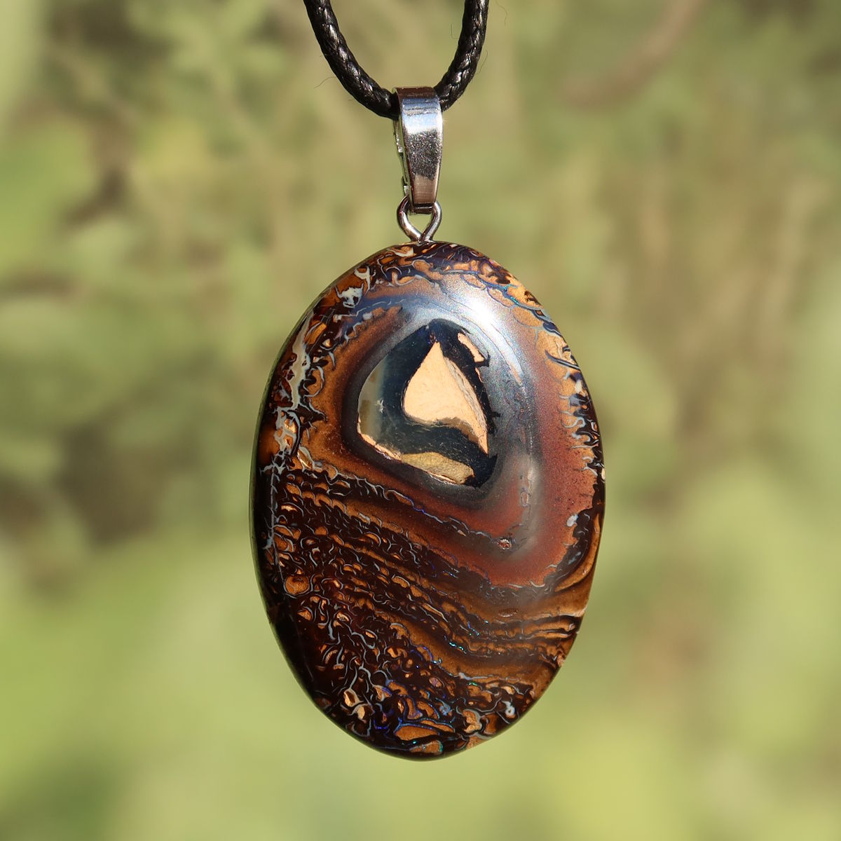 Boulder Opal Anhänger - Positivität und Freude - Nr. 44, handgeschliffener Stein mit einzigartigen Mustern und echter Silberöse